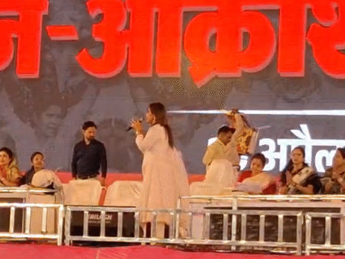 जन आक्रोश महिला पद यात्रा के मंच पर कवियत्री अनामिका जैन अम्बर ने प्रस्तुति दी।