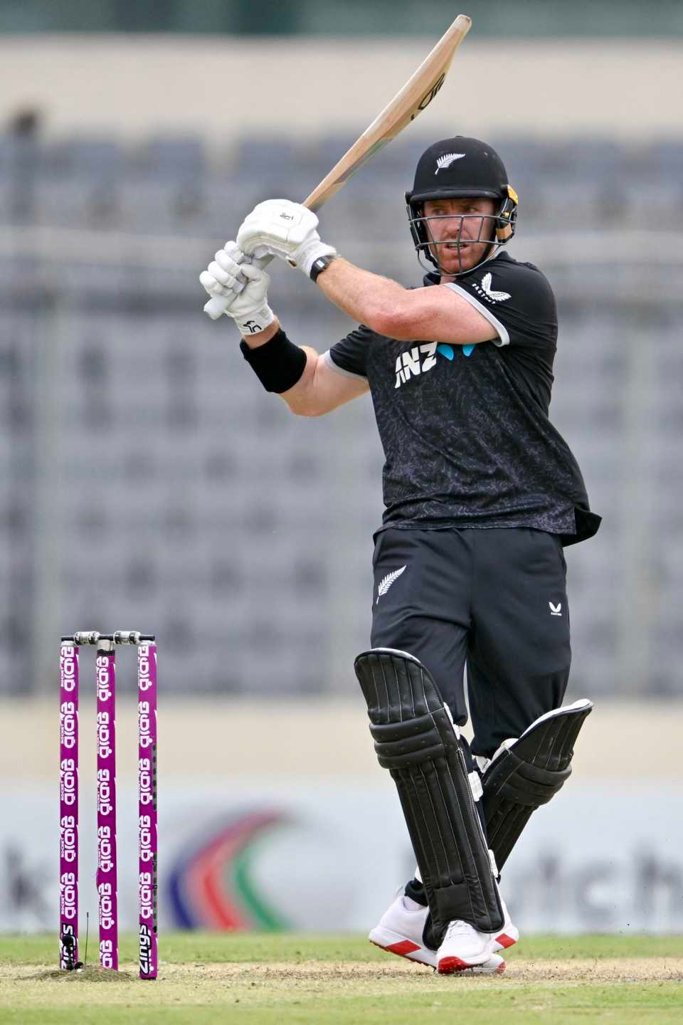 निक केली ने 102 गेंदों में 83 रन बनाए।