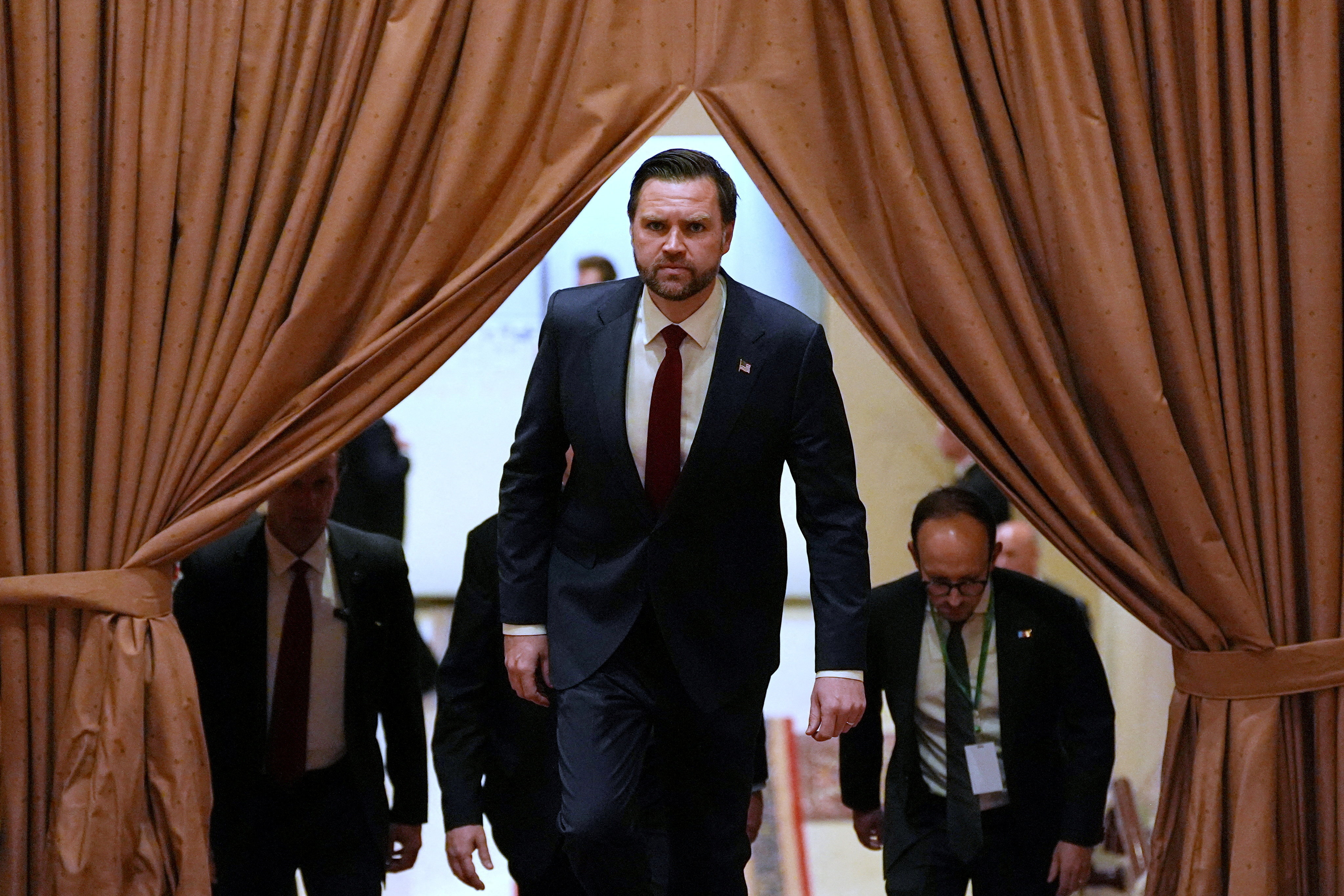 जेडी वेंस 11 अप्रैल को पाकिस्तान पहुंचे थे। वहां वे ईरान से बातचीत के लिए अमेरिकी डेलिगेशन का नेतृत्व कर रहे थे।