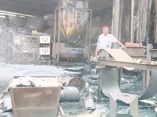 टैंक फटने से अस पास फिला मलबा और गर्म हार्ड पीच पर फोम का छिड़काव पर किया गया