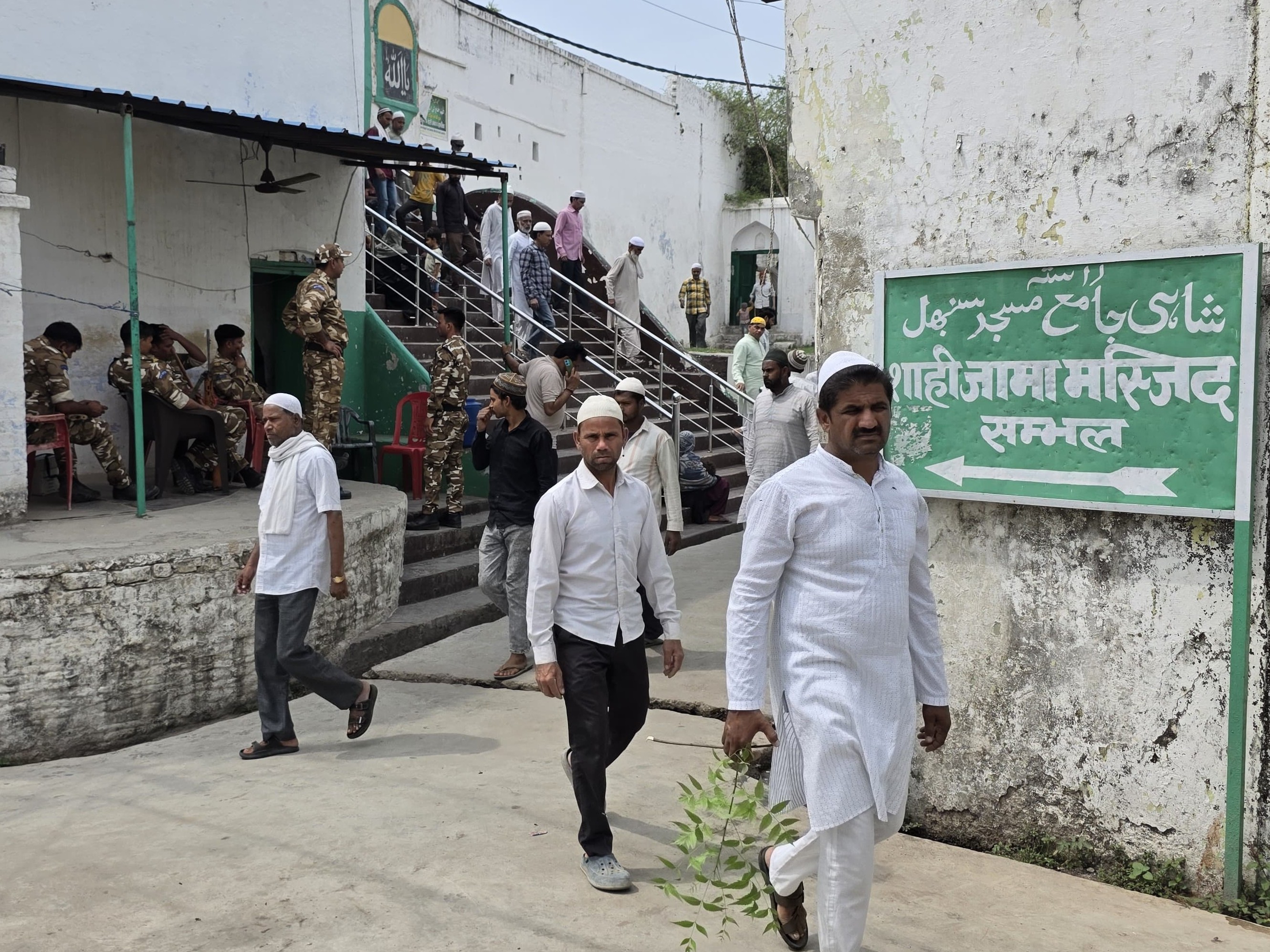 जामा मस्जिद के लिए सर्वे टीम पहुंचने पर हुआ था विवाद।