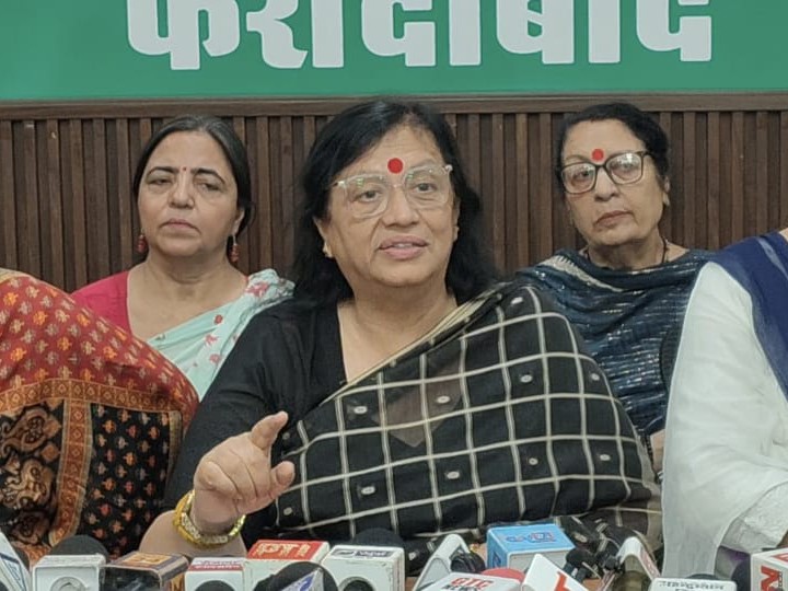 जानकारी देती पूर्व शिक्षा मंत्री सीमा त्रिखा।