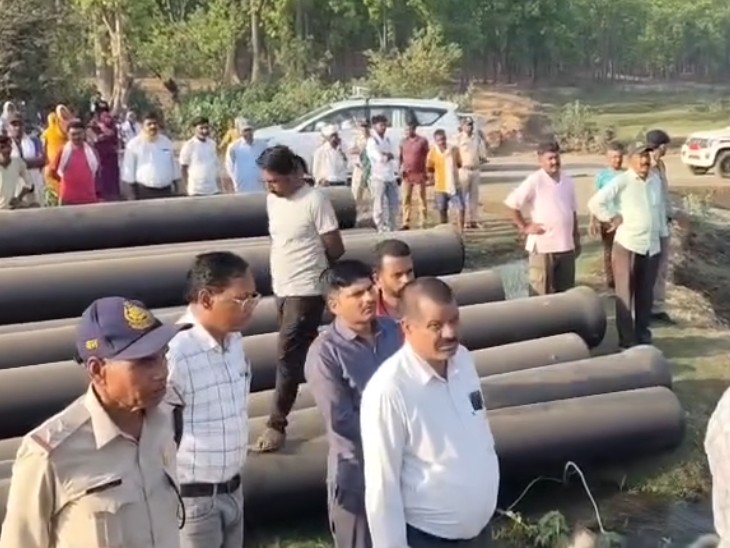 वस्तुआ गांव में कलेक्टर ने विभिन्न निर्माण कार्यों का औचक निरीक्षण किया।