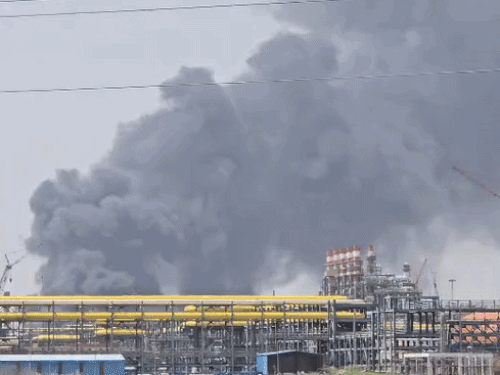 रिफाइनरी में आग से आसमान में छाया धुएं का गुबार।