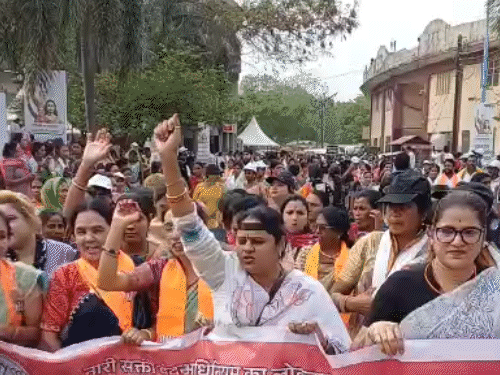 ‘नारी शक्ति जाग गई’ के नारों के साथ स्टेडियम से निकली आक्रोश रैली।