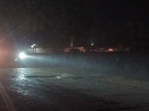 रविवार देर रात आंधी तूफान के साथ तेज बारिश हुई।