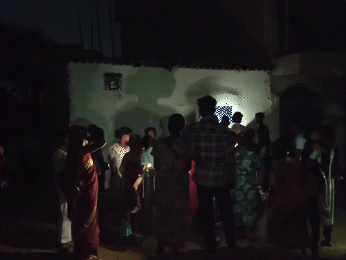 दीवार ढहने से पति-पत्नी और बच्चा मलबे में दबकर घायल हो गए।