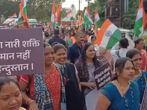 हाथों में तख्ती-पोस्टर लेकर सड़कों पर उतरीं महिलाएं।