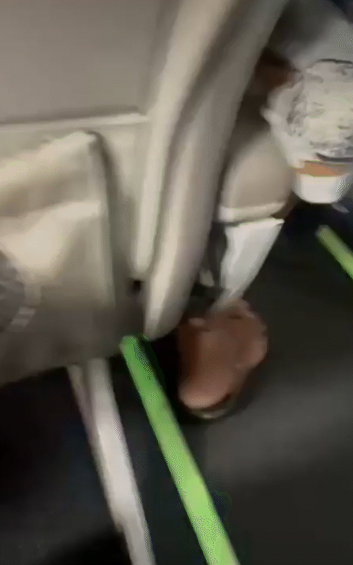 हवा में चक्कर लगाते समय फ्लाइट में तेज झटके महसूस हुए, जिससे यात्रियों में घबराहट फैल गई।