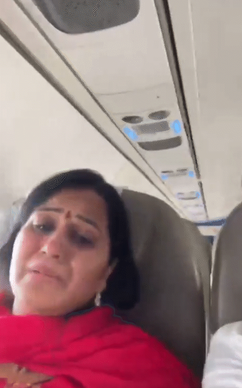 कई यात्री रो पड़े, जबकि कुछ ने हाथ जोड़कर प्रार्थना करने लगे।