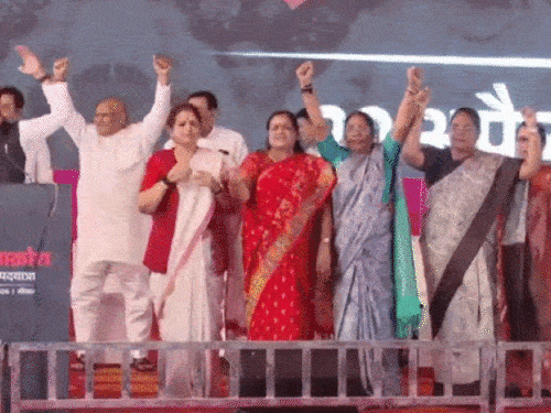 मंच पर सीएम मोहन यादव, बीजेपी के प्रदेश अध्यक्ष हेमंत खंडेलवाल के साथ महिला मंत्री-सांसद भी मौजूद रहीं।