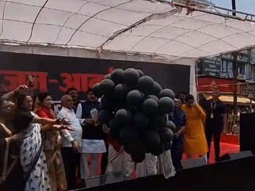 मुख्यमंत्री डॉ. मोहन यादव ने रोशनपुरा चौराहे पर काले गुब्बारे उड़ाकर रैली का समापन किया।