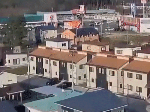 जापान में भूकंप के कारण कई इमारतें हिलती हुई दिखाई दीं।