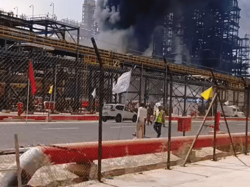 पचपदरा रिफाइनरी में लगी आग के बाद उठता धुआं।