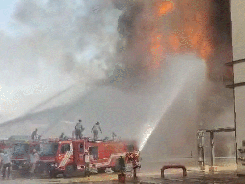 फायर ब्रिगेड की टीम आग को बुझाने में जुटी हैं।