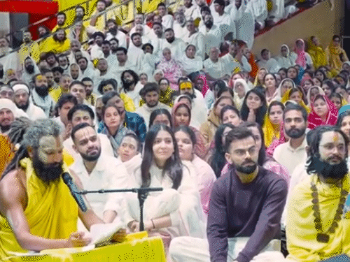 क्रिकेटर विराट कोहली और उनकी पत्नी अभिनेत्री अनुष्का शर्मा सोमवार को वृंदावन पहुंचे।