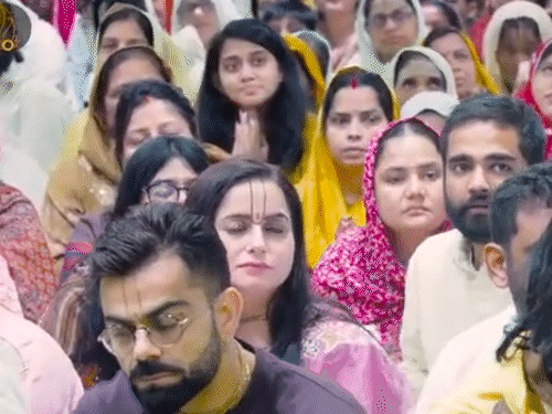 आश्रम में विराट और अनुष्का बेहद साधारण वेशभूषा में एकाग्र चित्त होकर महाराज जी की बातों को सुना।