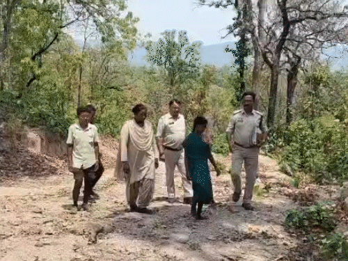 पुलिस ने घटनास्थल से शव को बरामद कर लिया है।