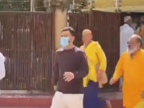 एयरपोर्ट पर मिले शख्स (पीले कुर्ते में) विराट और अनुष्का के साथ वृंदावन में नजर आए।