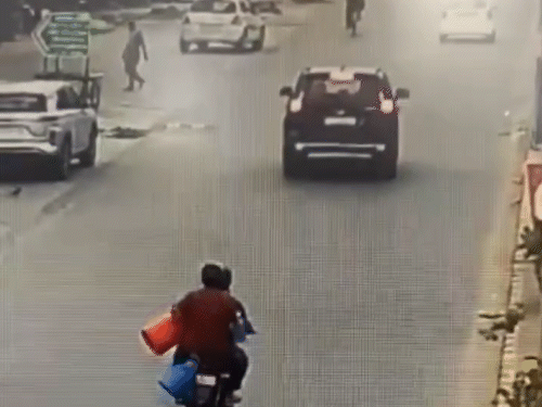 श्रीगंगानगर में इंदिरा वाटिका रोड पर स्कॉर्पियो दक्ष प्रजापति चौक से चहल चौक की ओर जा रही थी। बाइक सवार डेयरी पर जा रहा था।