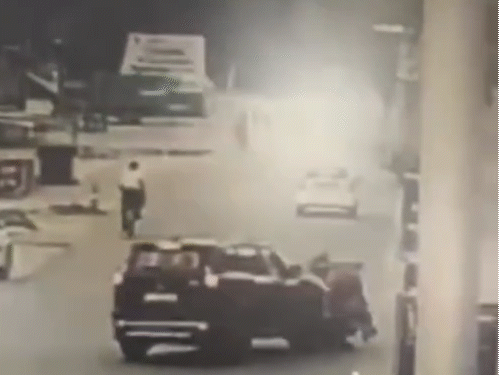 बाइक के पास आते ही स्कॉर्पियो अचानक मुड़ गई और बाइक को टक्कर मार दी।