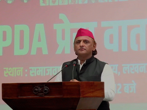 अखिलेश यादव ने सोमवार को सपा मुख्यालय में कार्यकर्ताओं से बातचीत की।