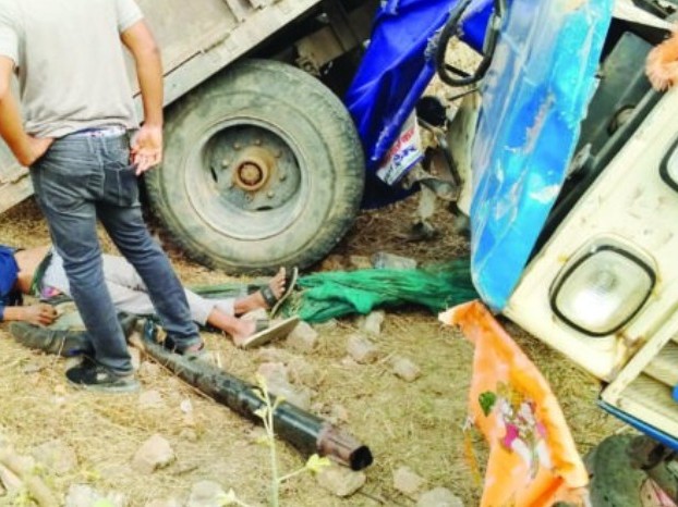 ट्रेक्टर पलटने से ड्राइवर की दब कर मौत - Dainik Bhaskar