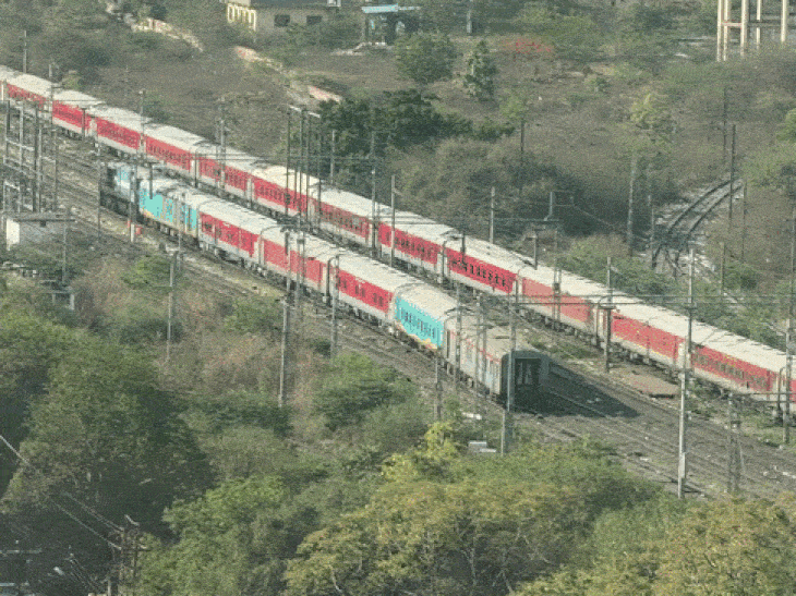 रानी कमला पति स्टेशजन से जाता जनरेटर कार।