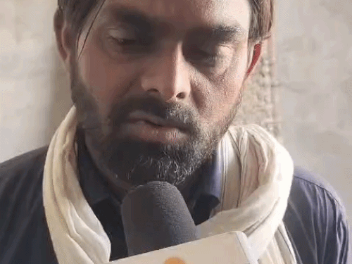 मकान मालिक सुभाष कुमार जानकारी देते हुए।