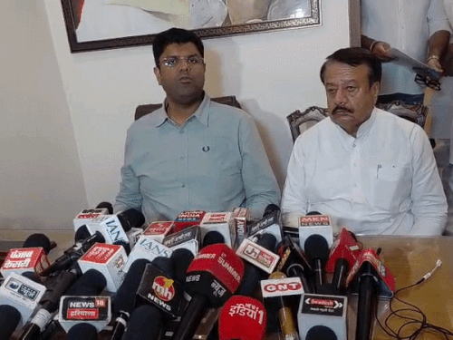पंचकूला में प्रेस कॉन्फ्रेंस करते पूर्व डिप्टी सीएम दुष्यंत चौटाला। - Dainik Bhaskar
