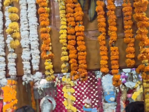 रविवार को 12 बजकर 35 मिनट पर यमुनोत्री के कपाट खोल दिए गए थे।