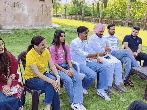 प्रोग्राम के अगले दिन 8 अप्रैल को प्रेस कॉन्फ्रेंस करते जजपा पदाधिकारी।