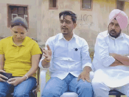 प्रोग्राम ऑर्गेनाइजर ने भरवाई करने की कही थी बात। 8 अप्रैल की फोटो।