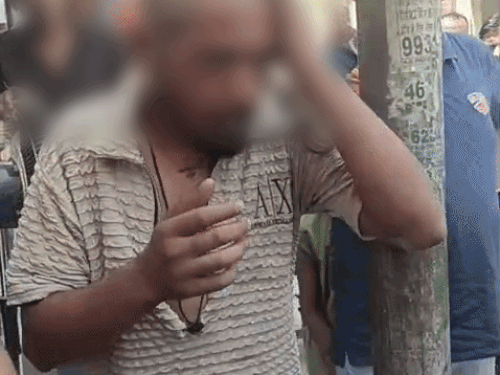 लोगों ने पकड़ा व्यक्ति।