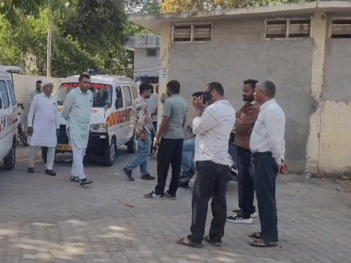 पोस्टमॉर्टम पर मौजूद रिश्तेदार और जानकार।