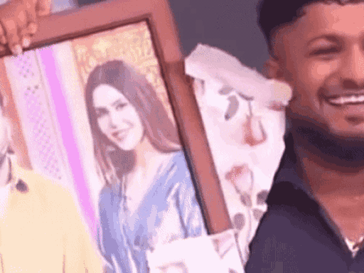 एक शो दौरान फैंस ने जी खान को दी थी सोनम बाजवा के साथ उनकी बनी पेटिंग।