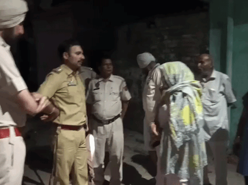 लोगों से पूछताछ करती पुलिस।