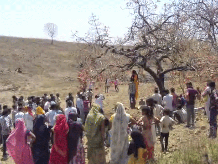 पेड़ पर शव लटके होने की सूचना मिलने पर गांव के लोग मौके पर पहुंचे।