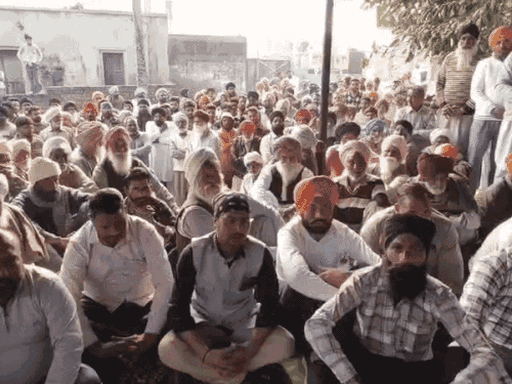 एक ही गांव में शादी के विरोध में पंचायत में बैठे लोग। फाइल फोटो