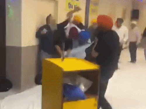 इसके बाद दोनों गुट भिड़ गए। इस दौरान एक व्यक्ति ने कृपाण निकाल ली और दूसरे गुट के लोगों पर हमला कर दिया।