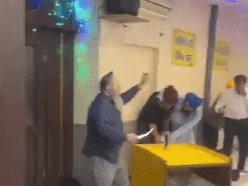 गुरुद्वारे के अंदर दो गुटों में झड़प हो गई। इस दौरान कई लोगों की पगड़ियां भी उतर गईं। - Dainik Bhaskar