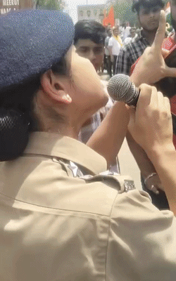 डिप्टी एसपी शुचिता सिंह हाथ में माइक लेकर कहा- सब पर मुकदमे होंगे।