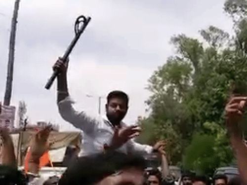 युवा फरसे लेकर चौधरी चरण सिंह यूनिवर्सिटी गढ़ रोड के सामने से जुलूस निकल रहे थे।