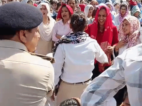 मांगों को लेकर भारी संख्या में कर्मचारी धरने पर डटे।