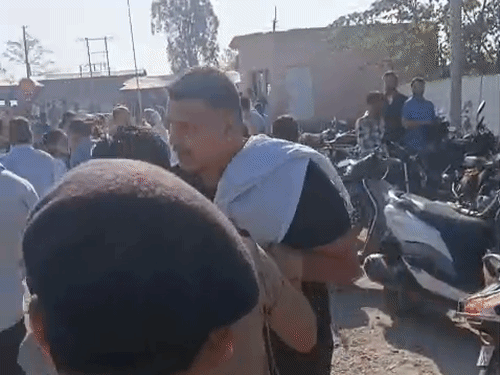 प्रदर्शन के दौरान कर्मचारियों के साथ नोकझोंक भी हुई।