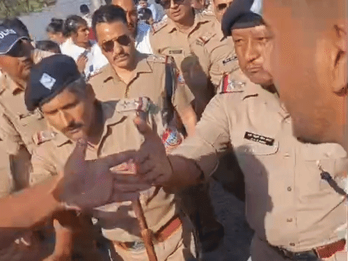 कर्मचारियों के आक्रोश को देखते हुए भारी पुलिस बल तैनात रहा।
