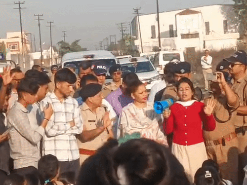 मदरसन कंपनी के बाहर मांगों को लेकर आवाज उठाते कर्मचारी।