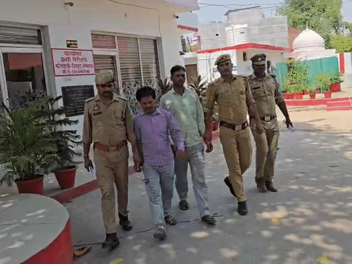 पुलिस ने आरोपी पिता और उसके दोस्त को गिरफ्तार कर लिया है। पूछताछ में दोनों ने किशोरी की हत्या करने की बात कबूल की है।