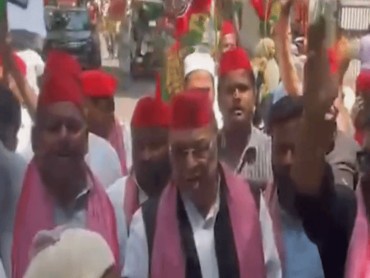 लखनऊ में सपा विधायक रविदास महरोत्रा ने गोखले मार्ग स्थित मध्यांचल मुख्यालय के बाहर धरना दिया था।