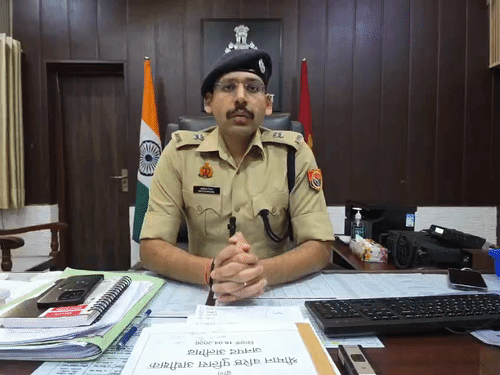 AMU में डॉक्टर को धमकी मिलने के मामले में जानकारी देते एसपी सिटी आदित्य बंसल।